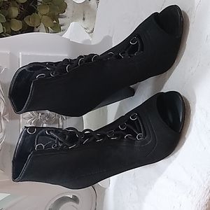 BCBGENERATION | Booties |
Size: 7 1/2 | Color: Black |
Condition: Great